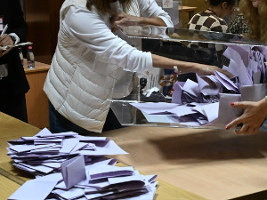 Затварају се биралишта у Србији – изборе обележила изузетно велика излазност, броје се гласови