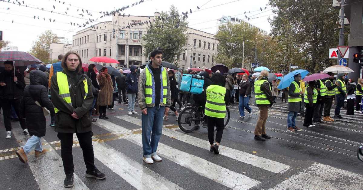 Последњих 16 минута тишине испред Правног факултета у Београду – беле руже за жртве пада надстрешнице