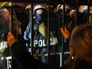 Политичка криза у Пољској достигла врхунац, полиција распоређена испред Уставног суда