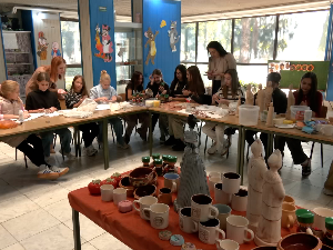 Упознајте ђаке ОШ из Лебана чија ученичка задруга зарађује од продаје грнчарије и сувенира