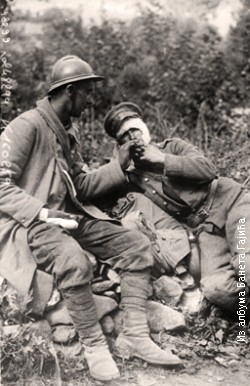 Србски војник пружа цигарету заробљеном Бугарину 1917/1918