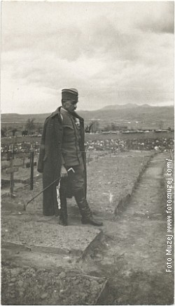 Војвода Мишић одаје пошту изгинулим саборцима (Фотографија: Фото музеј)