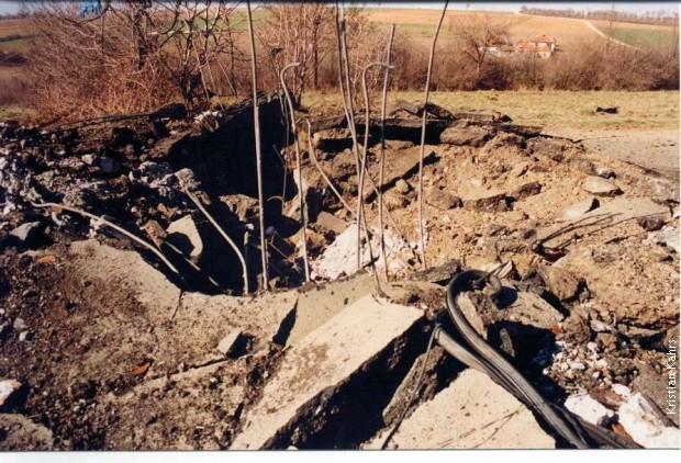 Krater posle eksplozije u Podujevu