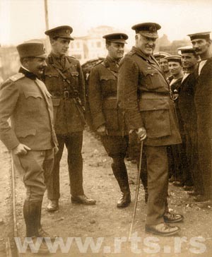 Britanski admiral pozdravlja srpske mornare prilikom parade Kraljevske mornarice 1916. godine