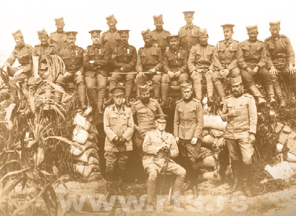 Srbski i britanski artiljerci sa admiralom Trubridžem i poručnikom Kerom, septembra 1915. godine.