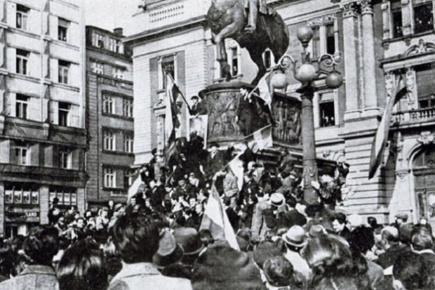 Демонстранти код споменика кнезу Михаилу