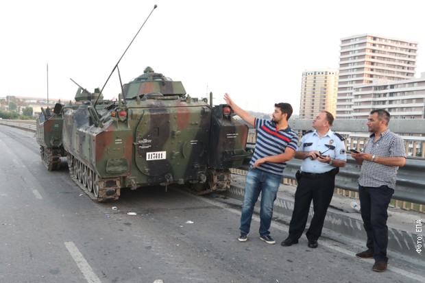 Оклопна возила на улицама Истанбула након покушаја војног удара