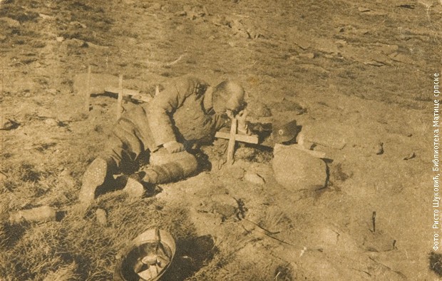 Србски официр на гробу сина јединца на Кајмакчалану