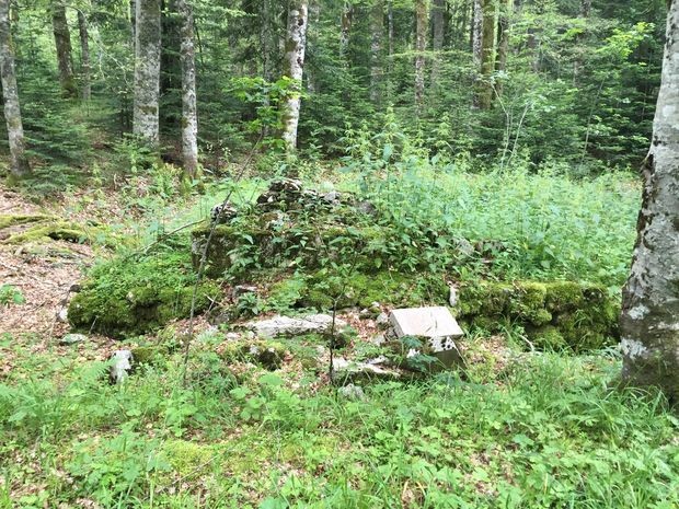 Остаци порушеног споменика на месту некадашњег логора Јадовно на Велебиту