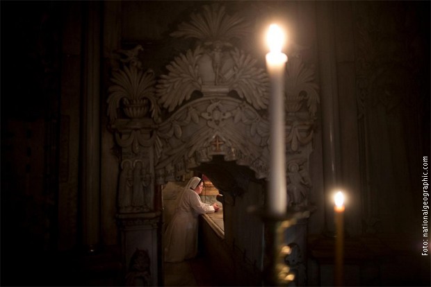 Mонахиња током молитве на Христовом гробу