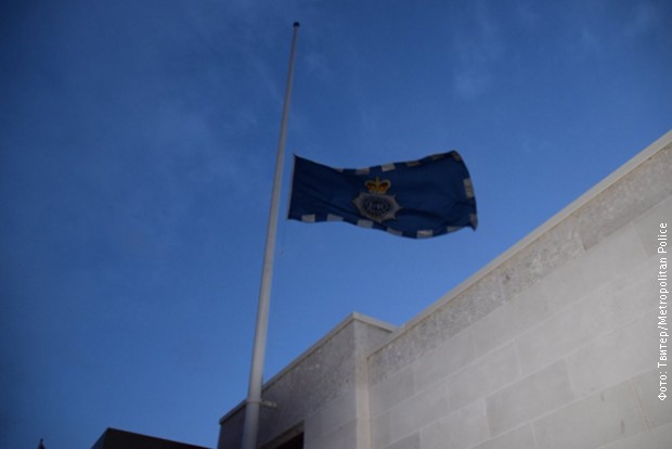 Zastava na zgradi Skotland Jarda spuštena na pola koplja