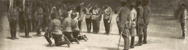 Komandant divizije predaje zastave četvorici komandanata pukova