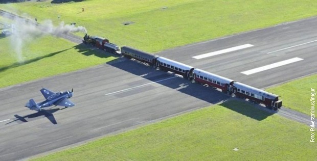 Aerodrom na obodu grada Gizborna na Novom Zelandu je neobičan jer nema mnogo aerodroma sa pistom koju preseca pruga 