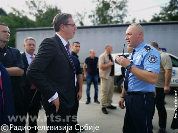 Policija zaustavila kolonu u kojoj se nalazi Vučić