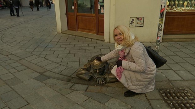 Тамара Дрезгић поред Чумила, туристичке атракције у Братислави