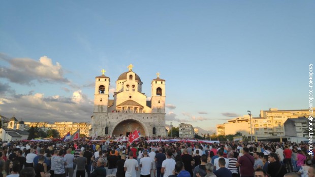 Грађани испред Саборног храма Христовог васкрсења у Подгорици