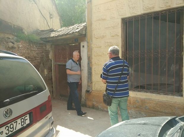 Slobodan Aksentijević ispred uzurpirane imovine u južnom delu Kosovske Mitrovice