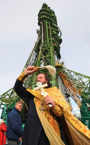 Отац Сергеј освештава ракету