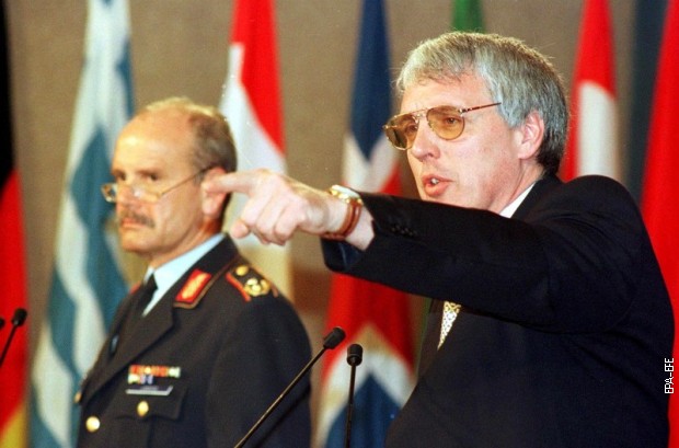 Дневни брифинг у седишту НАТО-а у Бриселу 4. маја 1999: портпарол НАТО-а Џејми Шеј и портпарол немачке војске генерал Валтер Јерц