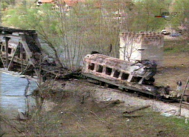 Путнички воз погођен на мосту у Грделичкој клисури, 12. април 1999.