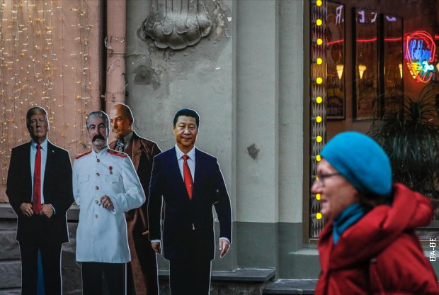 Kartonske figure Trampa, Staljina, Lenjina i Si Đinpinga na ulicama Moskve