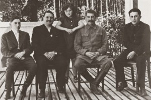 Василиј, млађи Стаљинов син, Андреј Жданов, Стаљинова ћерка Светлана, Јосиф Висарионович Стаљин и старији Стаљинов син Јаков, 1936.