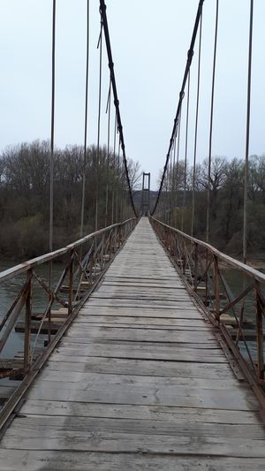 Viseći most u selu Vojska