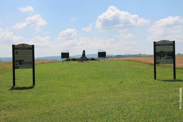 Spomen ploče na mestu nekadašnjeg aerodroma na Galovića polju u Pranjanima