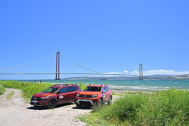 Patrolni automobili i najduži viseći most na svetu