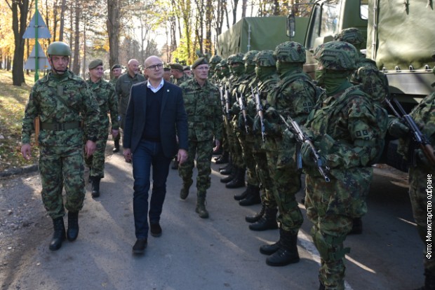 Vučević u Raški: Vojska Srbije spremna i obučena da izvrši svaku naredbu