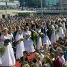 Новитет - масовно венчање на окупљању љубитеља олдтајмера
