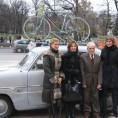 Жика Мићић поклонио аутомобил и бицикл Музеју 