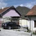 Бачена бомба у двориште Србина у Звечану