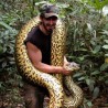 Човек који је решио да га змија живог поједе