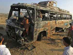 Пакистан, стравичан судар аутобуса и цистерне
