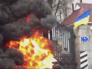 Протест десничара у Кијеву, палили гуме