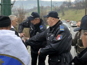 Сарајево, два ветерана прете самоспаљивањем