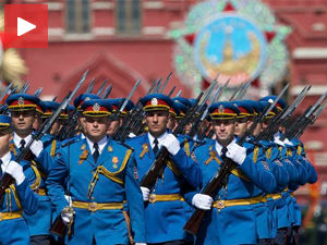 Српски војници спремни за марш на Црвеном тргу