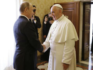 Папа Путину: Искреним напором до мира у Украјини