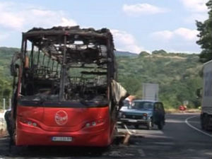 Аутобус "Ниш-експреса" изгорео код Лесковца