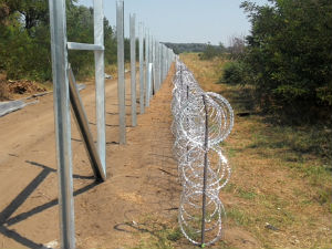 Мађарска планира више хиљада полицајаца на граници са Србијом