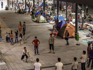 Туча избеглица у прихватном центру на југу Мађарске