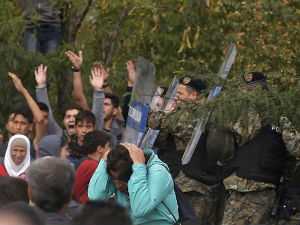 ХРВ: Македонска полиција злоставља избеглице