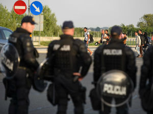 Интервентна полиција упала у камп за избеглице у Опатовцу