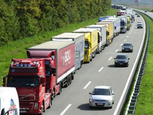 Хрватска делимично отворила прелаз за камионе из Србије