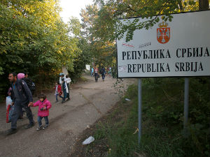 Све више избеглица испред кампа у Опатовцу