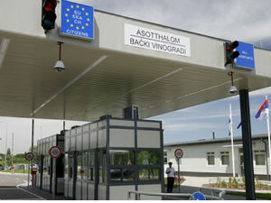 Мађарска, девет избеглица на суду због илегалног преласка границе