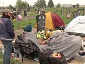 Избеглице заглављене на гробљу код Товарника