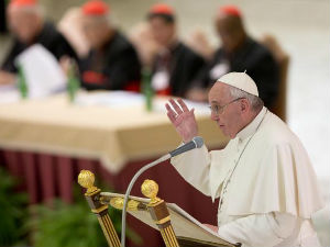 Папа позива на "здраву децентрализацију" цркве