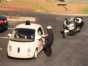 Полиција зауставила „Гуглово возило“ без возача!